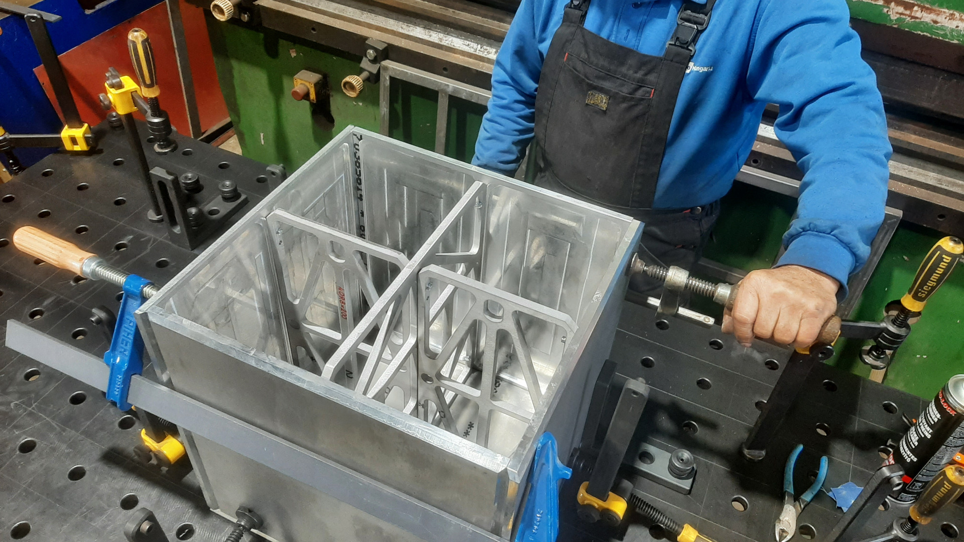 Alumínium vákuumkitöltő-tartály összeállítása